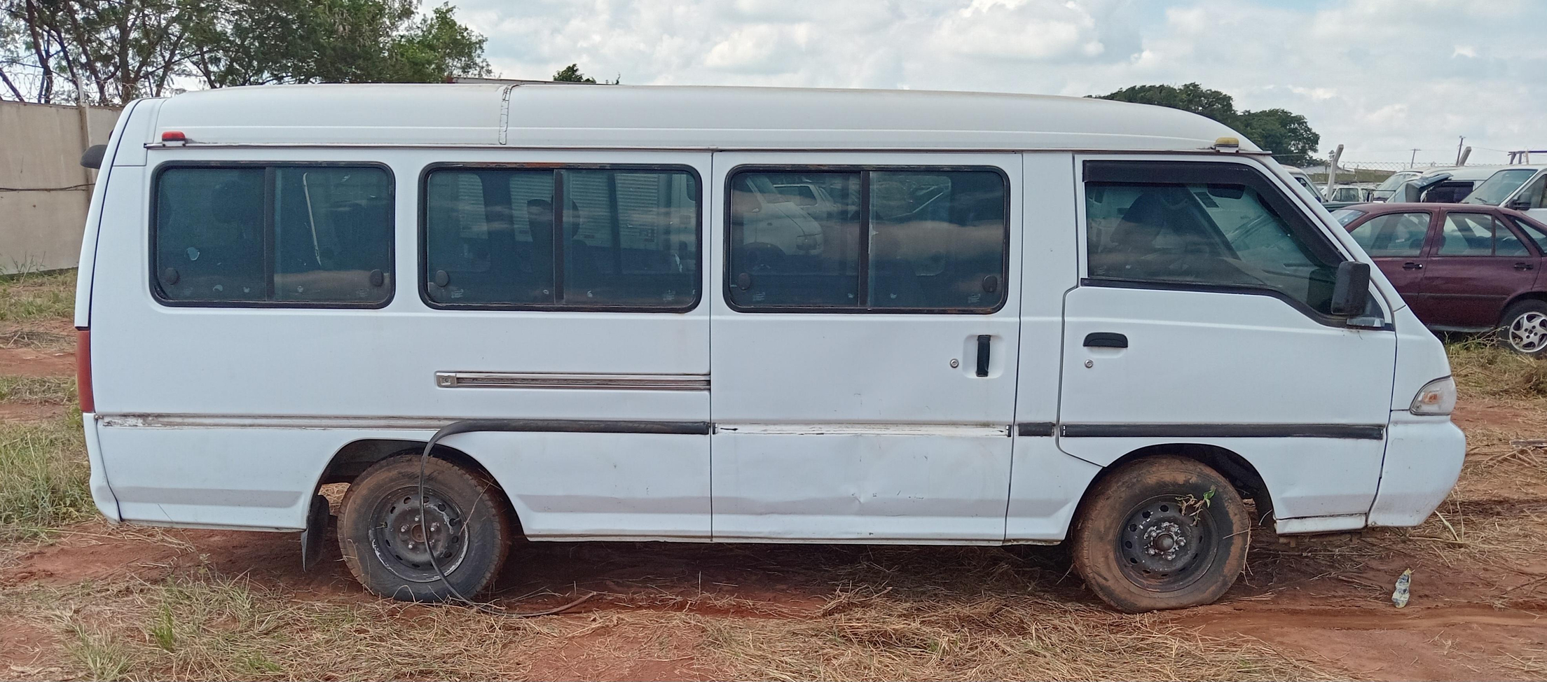 Hyundai H100 GLS 2001 Branca Station Wagon Conservada